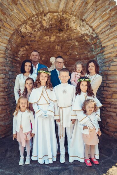 pierwsza komunia swieta w kosciele jana pawla ii podsarnie 2024 0002