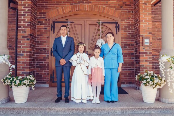 pierwsza komunia swieta w kosciele jana pawla ii podsarnie 2024 0006