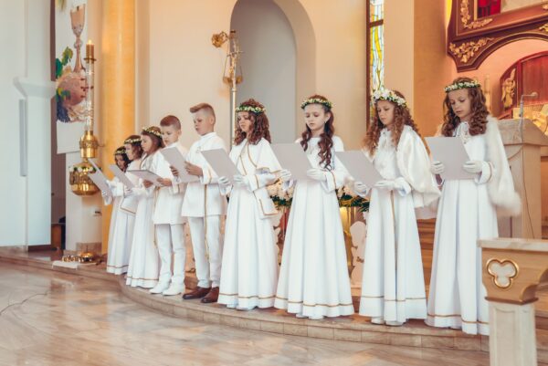 pierwsza komunia swieta w kosciele jana pawla ii podsarnie 2024 0014