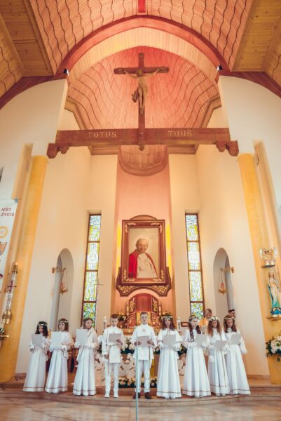 pierwsza komunia swieta w kosciele jana pawla ii podsarnie 2024 0017