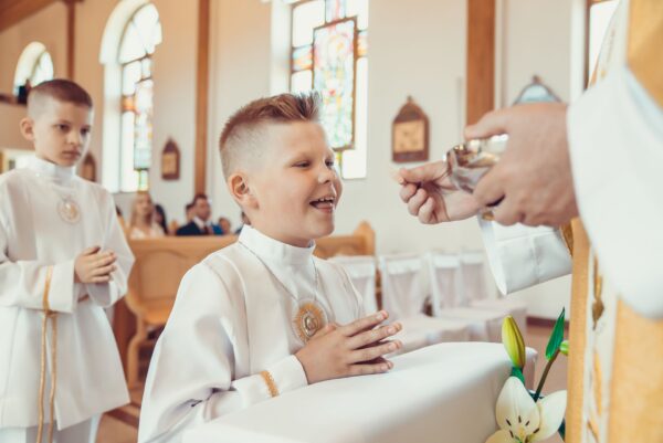 pierwsza komunia swieta w kosciele jana pawla ii podsarnie 2024 0018