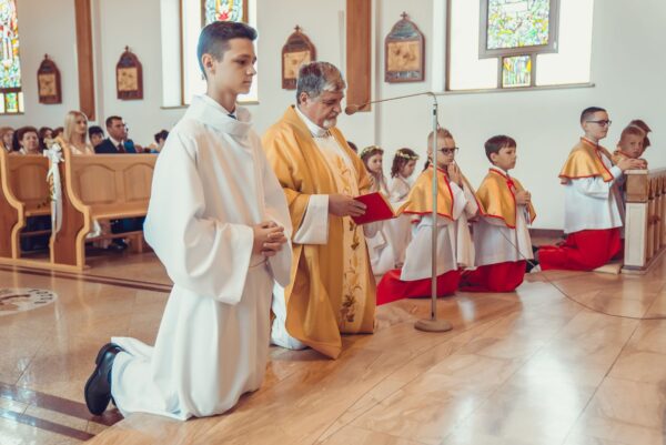 pierwsza komunia swieta w kosciele jana pawla ii podsarnie 2024 0022