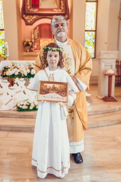 pierwsza komunia swieta w kosciele jana pawla ii podsarnie 2024 0028