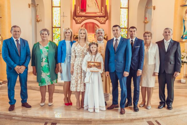 pierwsza komunia swieta w kosciele jana pawla ii podsarnie 2024 0031