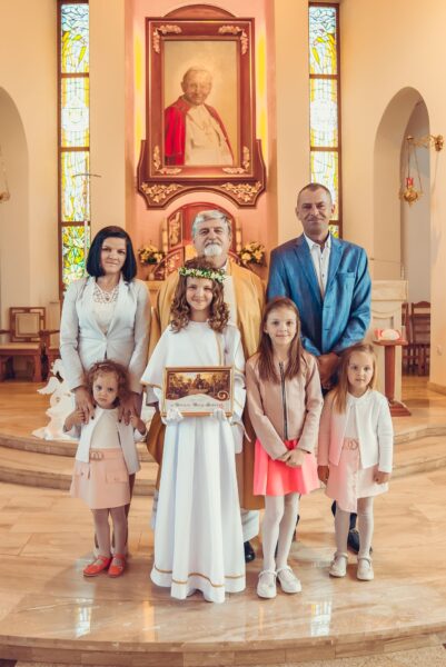 pierwsza komunia swieta w kosciele jana pawla ii podsarnie 2024 0032