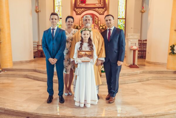 pierwsza komunia swieta w kosciele jana pawla ii podsarnie 2024 0033