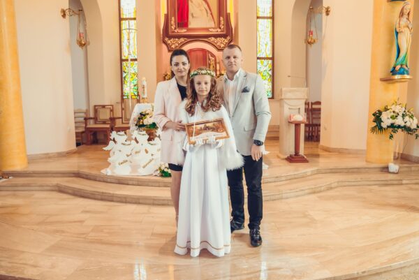 pierwsza komunia swieta w kosciele jana pawla ii podsarnie 2024 0036