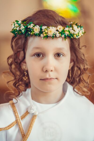 pierwsza komunia swieta w kosciele jana pawla ii podsarnie 2024 0038