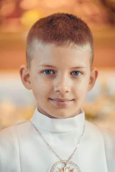 pierwsza komunia swieta w kosciele jana pawla ii podsarnie 2024 0040