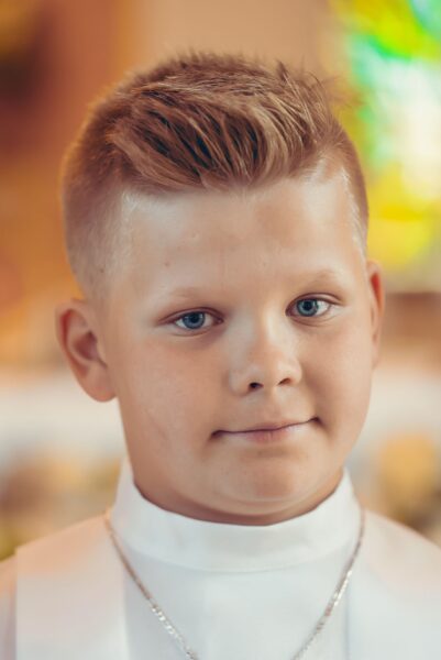 pierwsza komunia swieta w kosciele jana pawla ii podsarnie 2024 0041