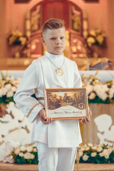 pierwsza komunia swieta w kosciele jana pawla ii podsarnie 2024 0044