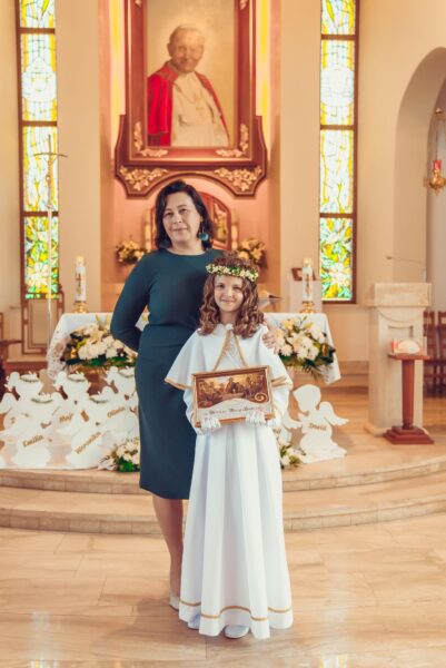 pierwsza komunia swieta w kosciele jana pawla ii podsarnie 2024 0047