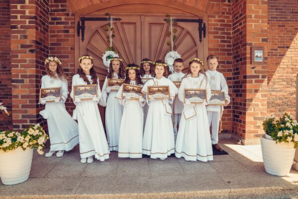 pierwsza komunia swieta w kosciele jana pawla ii podsarnie 2024 0050