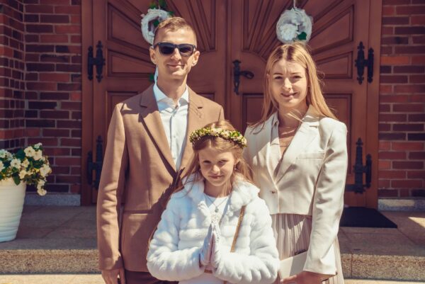 pierwsza komunia swieta w kosciele jana pawla ii podsarnie 2024 0054